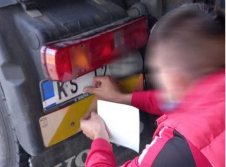 Policia e Kosovës jep detaje nga pikat kufitare, rreth vendosjes së etiketave ngjitëse