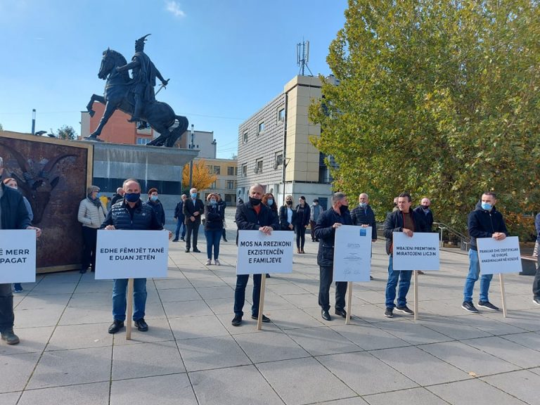 Punëtorët e Lotarisë nuk i ndalin protestat, ndryshimi i Ligjit e marrja e pagave urgjente