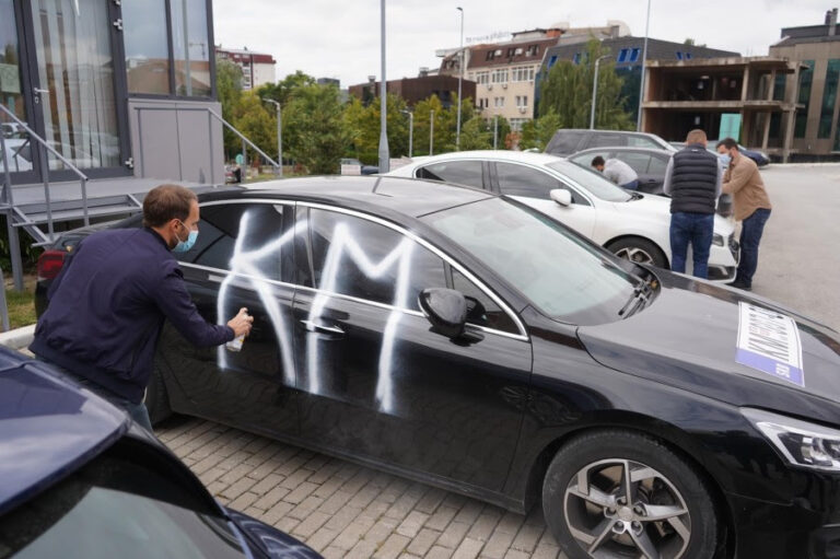 PSD-ja vendos stikersa në veturat e zyrtarëve të shtetit