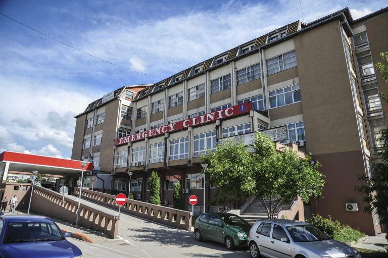 Burri dërgohet në QKUK, dyshon se gruaja i hodhi diçka në ushqim