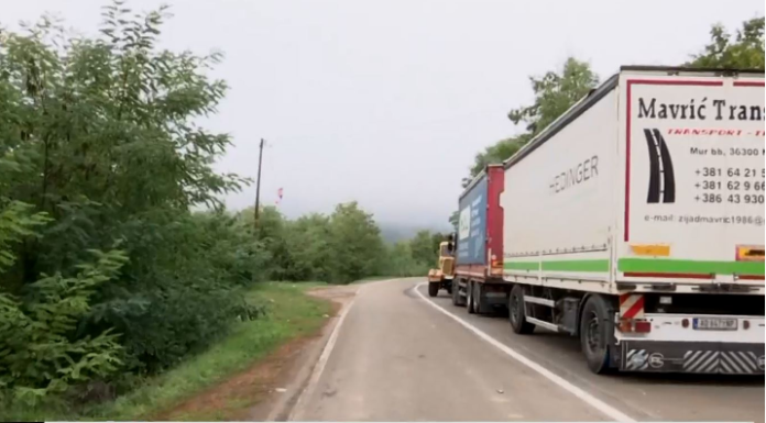 Pas 12 ditësh bllokadë, lirohet për qarkullim njëra korsi e rrugës në Jarinjë