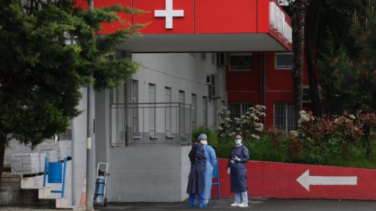 Vidhte paratë e pacientëve të vdekur nga COVID-19, dënohet me 5 vite burg infermierja e Spitalit Infektiv në Tiranë