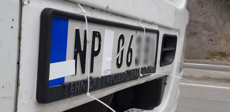 Vozitësit me targa serbe pa letra ngjitëse do të gjobiten pas 8 tetorit