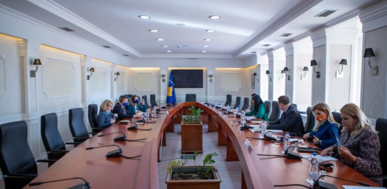 Shefi i Zyrës së BE-së ia prezanton raportin për Kosovën Komisionit Parlamentar për Integrime Evropiane