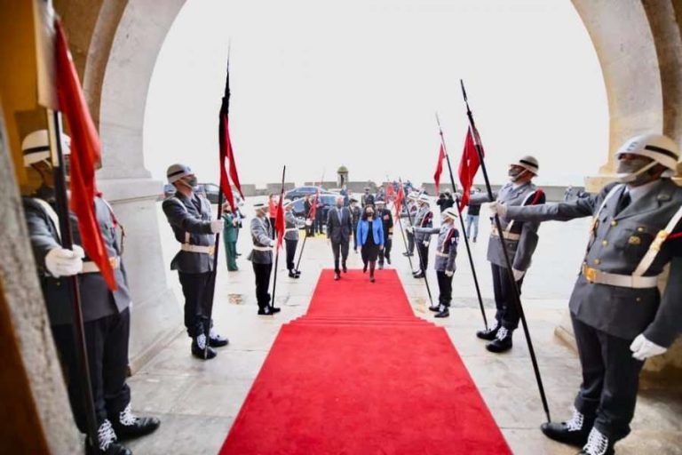 Osmani pritet nga Forcat e Armatosura të Portugalisë, i dekoron për misionin në Kosovë