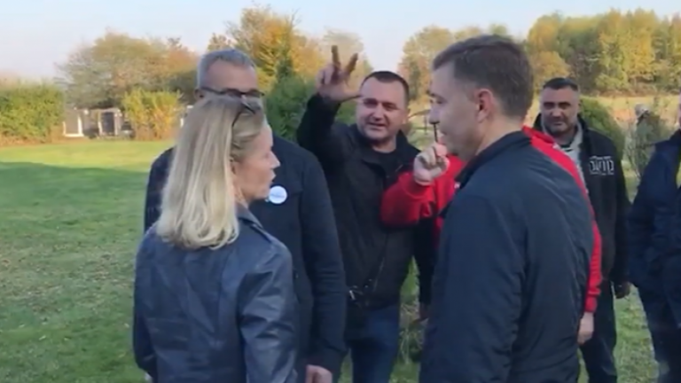 Mbështetësit e partisë së Vuçiqit e sulmojnë verbalisht Von Cramonin për Kosovën