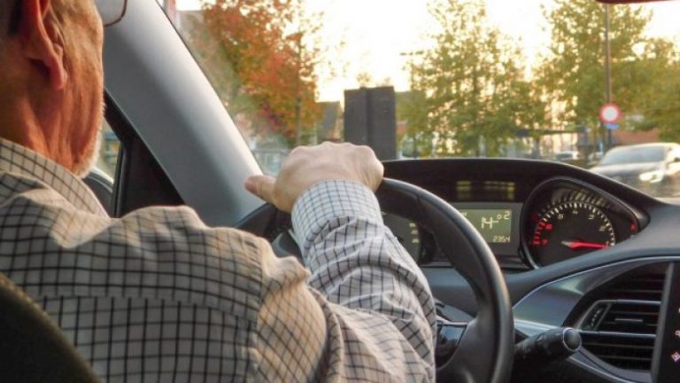 Gjermania inkurajon të moshuarit të mos ngasin veturën: Kthejeni patentën dhe ju pret transporti publik falas