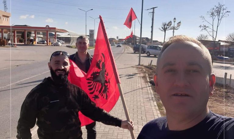 Të bijtë e ish luftëtarit të UÇK-së vazhdojnë traditën, vendosin flamuj në Merdare