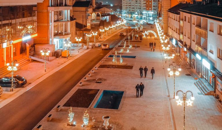 Dekorin “elektrik” për festat e fundvitit, Suhareka ia beson një kompanie pastrimi