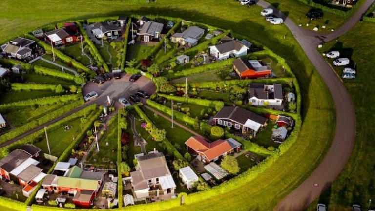 Një fshat që mahniti botën: Jetojnë në rreth, të gjithë për një ide!