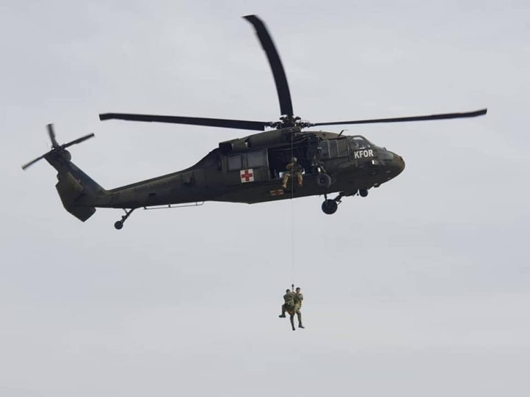 Instruktorët ushtarakë amerikan stërvitin kadetët e Akademisë së Mbrojtjes