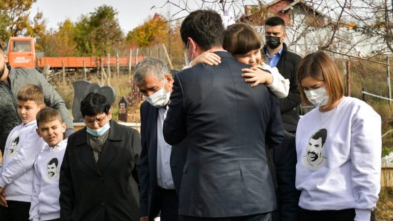 Vajza e Astrit Deharit përqafon kryeministrin Kurti