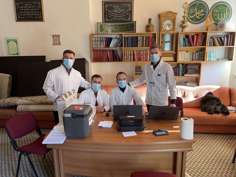 Ekipi i vaksinimit në Prizren fillon të ofroj shërbime edhe në hapësirat e xhamisë ‘Emin Pasha’
