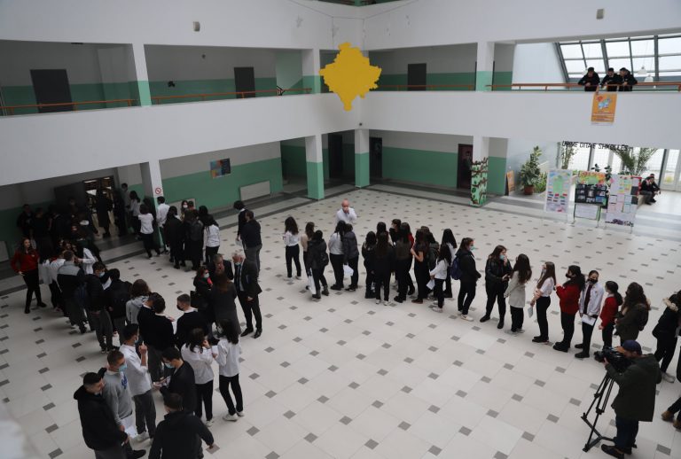 Nxënësit presin në radhë për t’u vaksinuar, bëjnë thirre që të gjithë ta marrin vaksinën