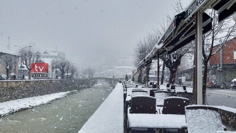 Moti sot në Prizren, rënie e temperaturave dhe borë