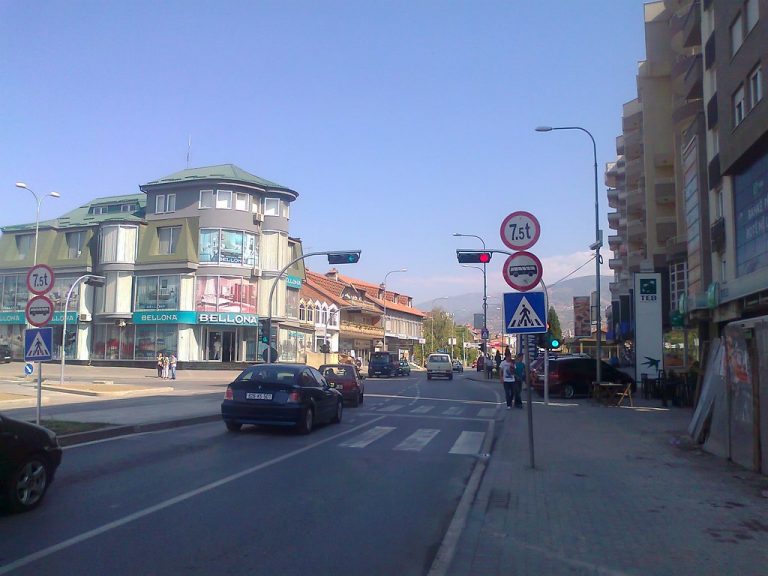 Prizren: Vozitësi godet me makinë këmbësoren duke i shkaktuar lëndime të rënda dhe ik nga vendi i ngjarjes