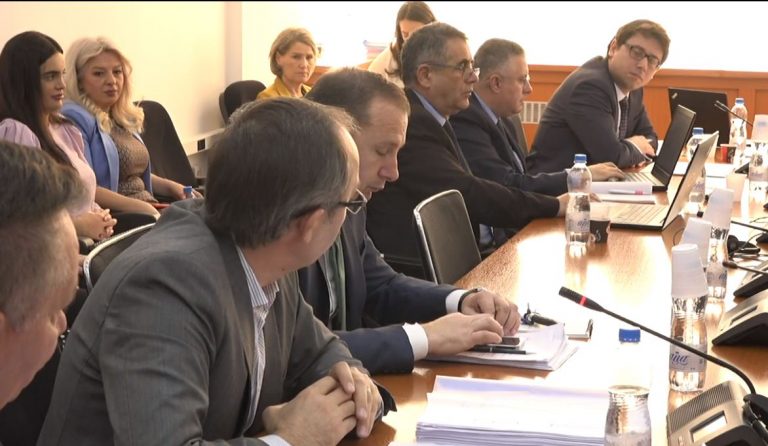 Miratohet buxheti për vitin 2022 – opozita e kundërshton, Murati e vlerëson të balancuar