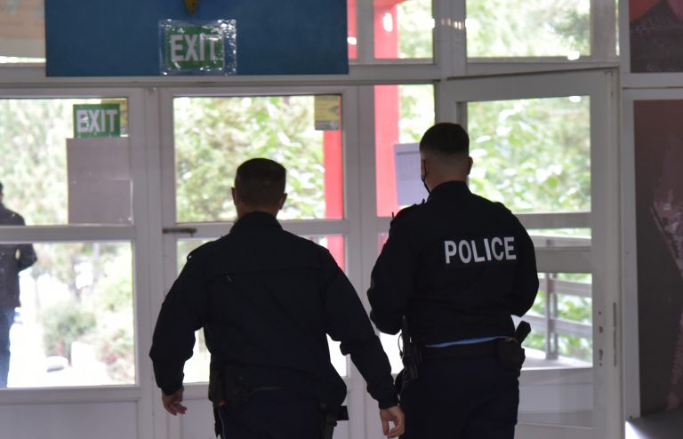 Suspendohen dy zyrtarë policorë për përfshirje në aktivitete politike