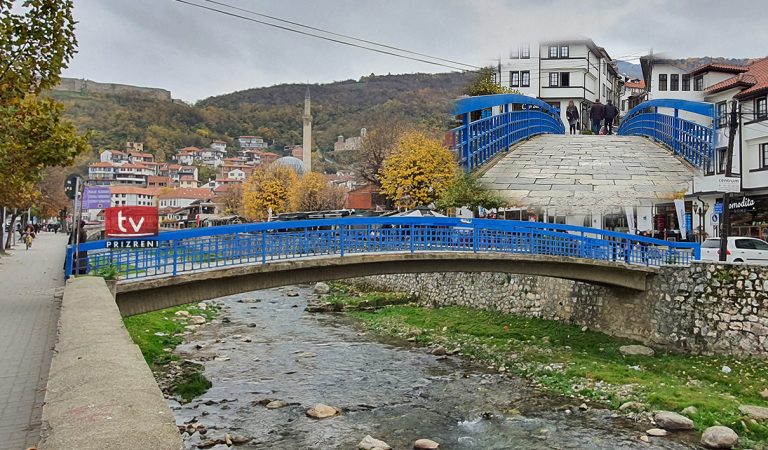 Shkaku i realizimit të projektit “Plani i menaxhimit për Qendrën Historike të Prizrenit”, largohen drynat nga “Ura e kaltër”