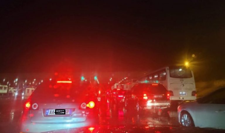 Kolona të gjata në kufirin Kosovë-Shqipëri, kontrollet vazhduan edhe për 28 Nëntor
