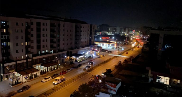 Ora policore mbetet në fuqi