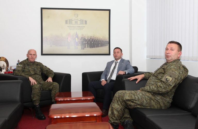 Në Ministrinë e Mbrojtjes bëhet pranim dorëzimi i detyrës së Komandantit të FSK-së nga gjeneral Rama dhe gjeneral Jashari