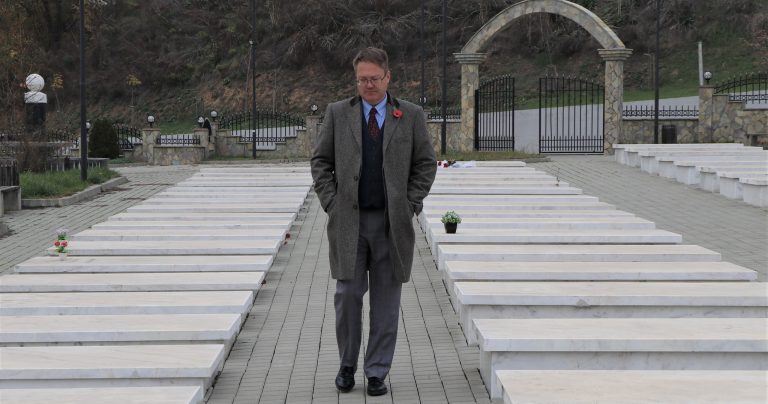 Ambasadori britanik bën homazhe në Krushë të Madhe