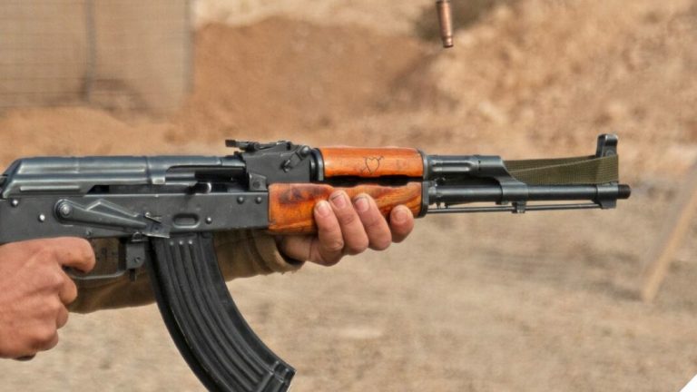 Shëtiste me AK-47, arrestohet deçanasi