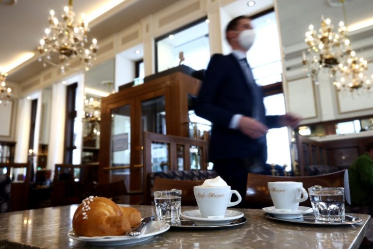 Austria fillon zbatimin e masave më të ashpra për të pavaksinuarit kundër COVID-19