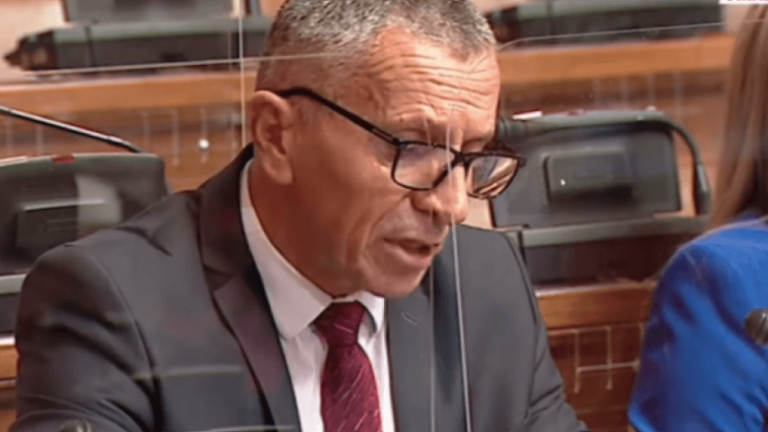 “Se Shqipëria do të rrojë”- deputeti shqiptar Shaip Kamberi, citon vargjet e himnit kombëtar në Kuvendin e Serbisë