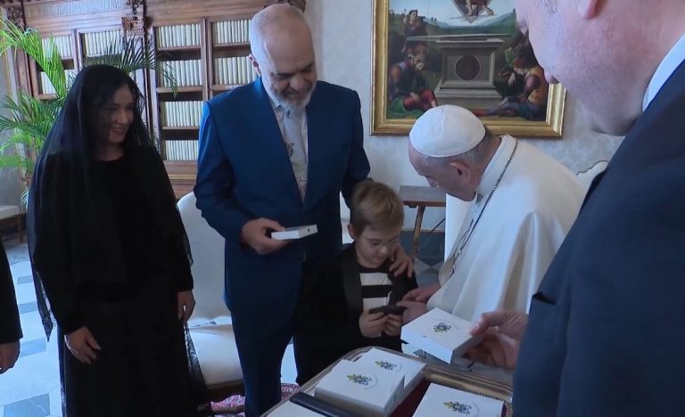 Rama viziton Vatikanin, pritet nga Papa Françesku
