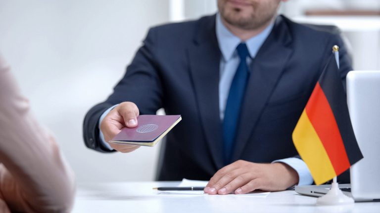 Gjermania vendos kufizime për bashkimet familjare dhe ashpërson rregullat për shtetësinë