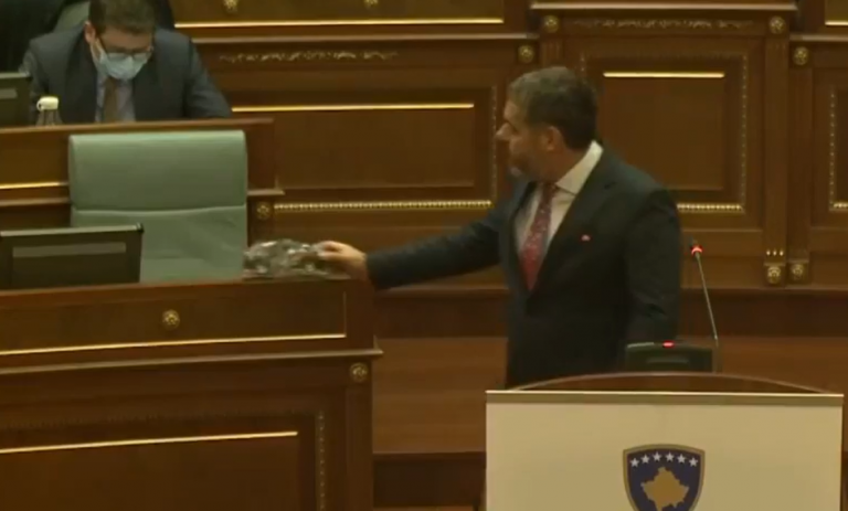 Ardian Kastrati i PDK-së ia lë Kurtit “xhipin e zi” tek ulësja në Kuvend