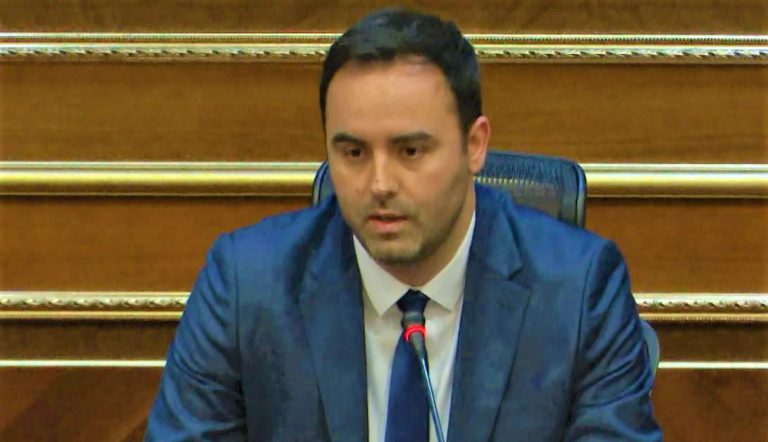 “PDK më e disiplinuar se VV dhe LDK”, Konjufca duartrokitet nga deputetët