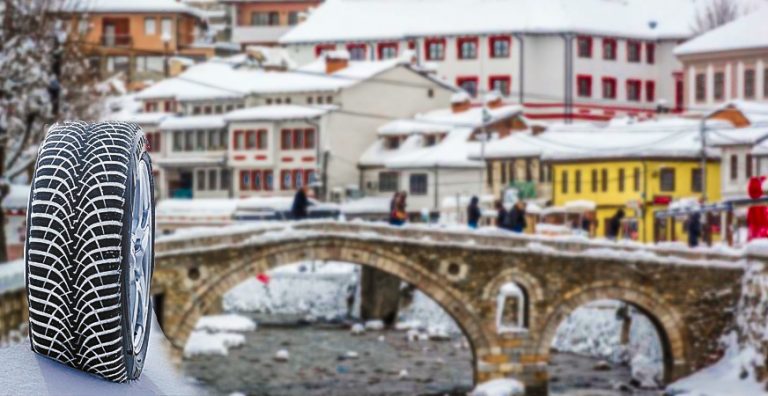Nga e hëna duhet të keni të vendosura pajiset dimërore në veturë, ndryshe gjobiteni me kaq para