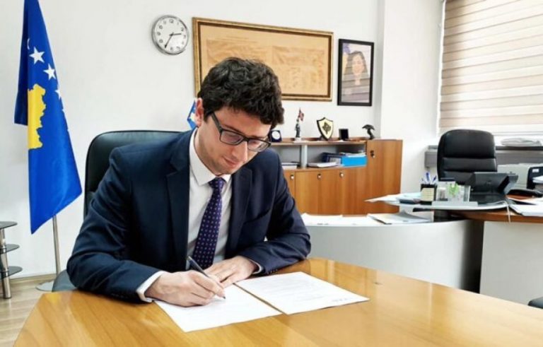 Murati nënshkruan marrëveshjet e financimit të Kuzhinave Popullore