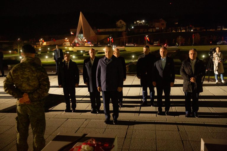 Ilir Meta shkon për homazhe në Prekaz