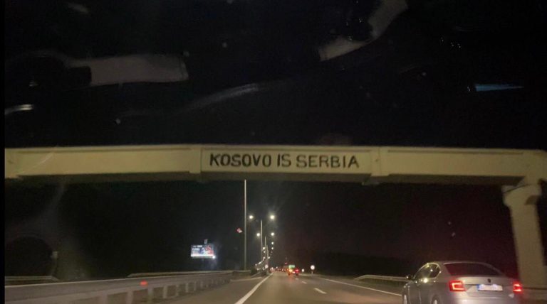 Serbët provokojnë mërgimtarët në hyrje të Beogradit me mbishkrime “Kosova është Serbi”