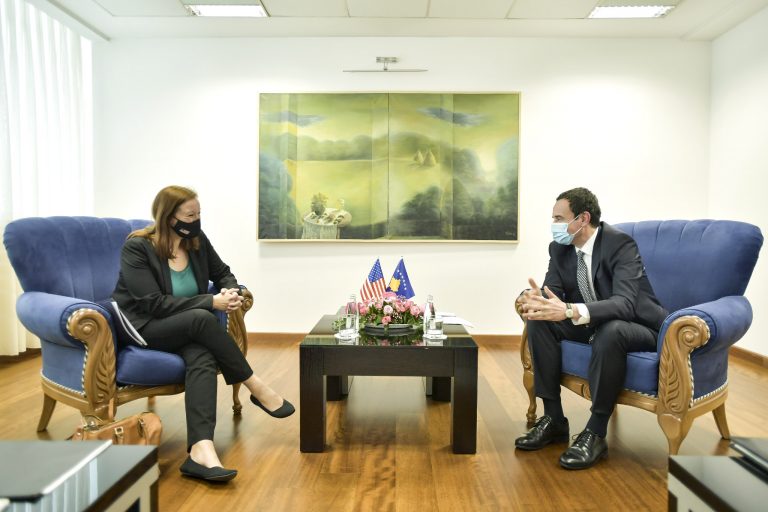 Zyrtarja e lartë amerikane në Prishtinë, takon kryeministrin Kurti