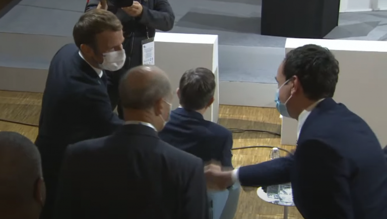 Momenti kur Kurti përshëndetet me Macronin në Forumin e Paqes në Paris