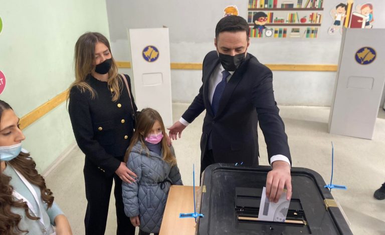 Voton kryetari i LDK-së, Lumir Abdixhiku