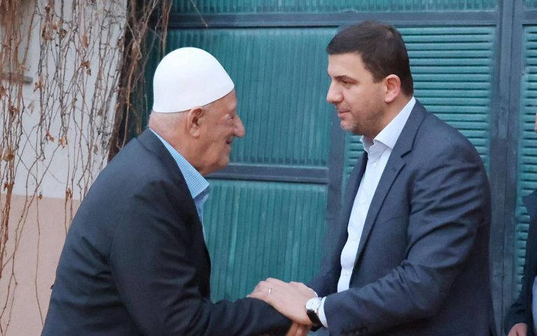 Memli Krasniqi viziton familjet e Thaçit dhe Veselit