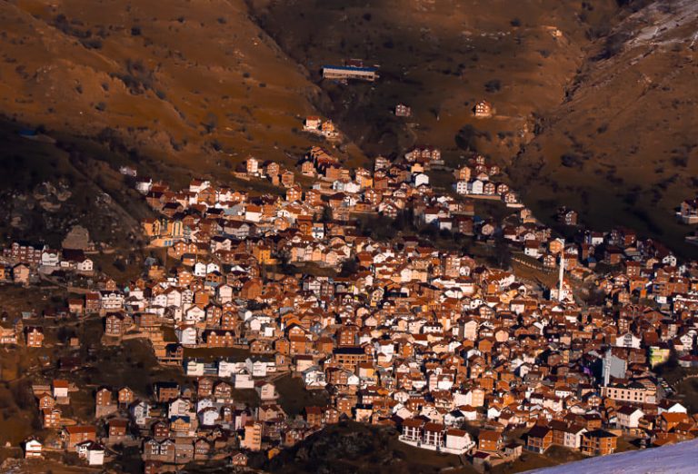 ​Pyjet përfshihen nga zjarri, rrezikohen banorët e Restelicës