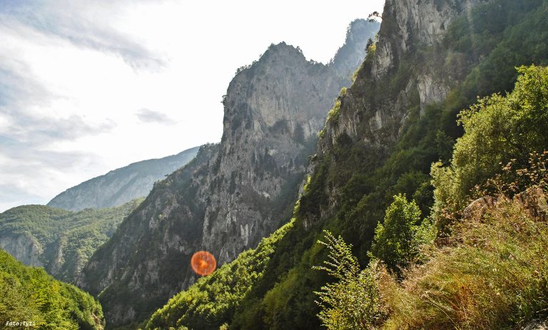 Rugovë: Vdes një person pasi bie nga shkëmbinjët në një zonë të thellë