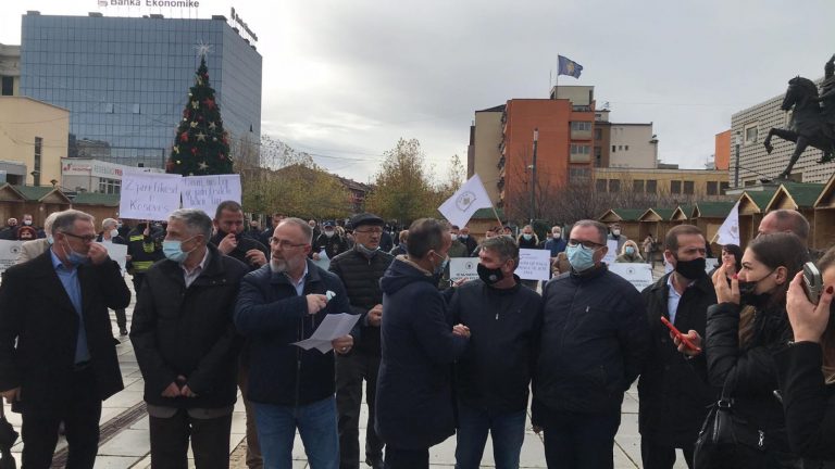 Shërbyesit civilë protestojnë para Qeverisë, kanë këto kërkesa urgjente