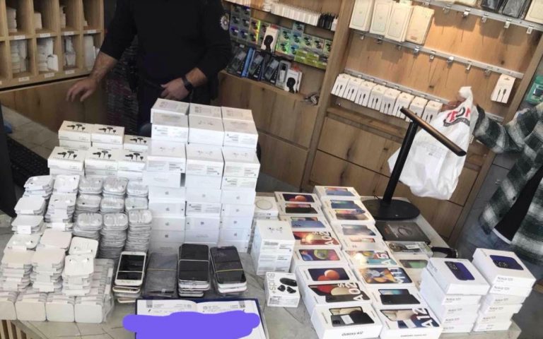 Dogana sërish në aksion, konfiskon 92 telefona të mençur