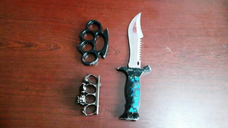 Policia realizon kontrolle në shkolla, sekuestrohen gjësende të ndryshme të paligjshme