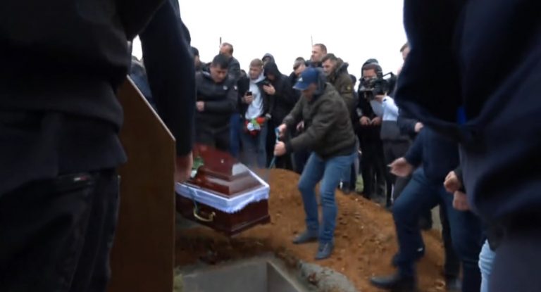 Mes lotësh i jepet lamtumira e fundit dy nxënësit që u vranë nga sulmi në Gllogjan të Deçanit