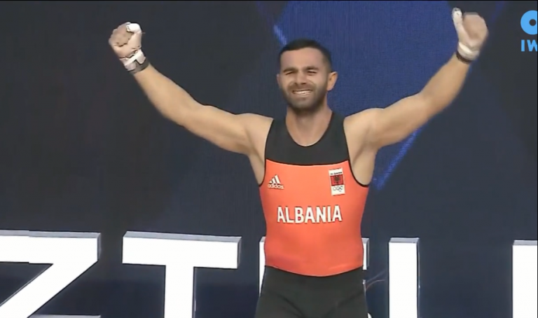 Arritje historike, peshëngritësi shqiptar, Briken Calja shpallet kampion bote