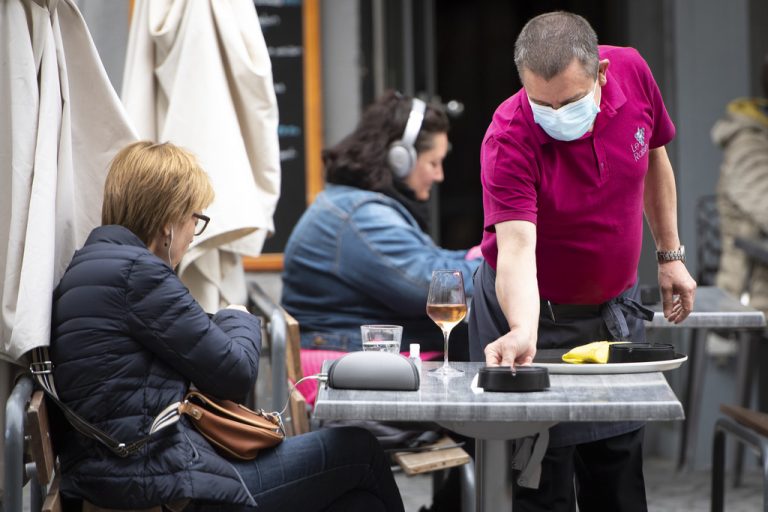 Evropa përgatitet për valë të fortë të ‘Omicron’